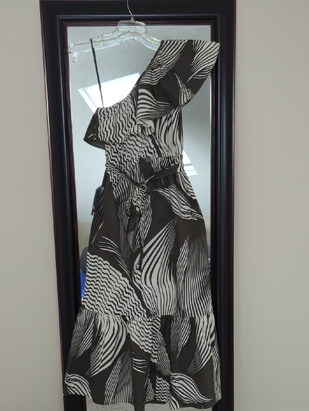 Express One-Shoulder Gray  and White Print Midi Dress Size M